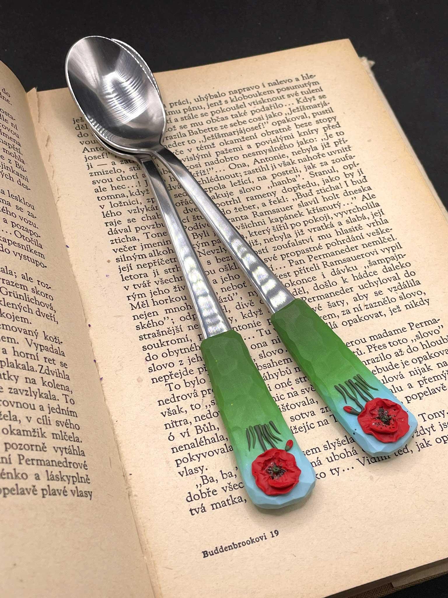 Zdobená lžička s vlčím mákem