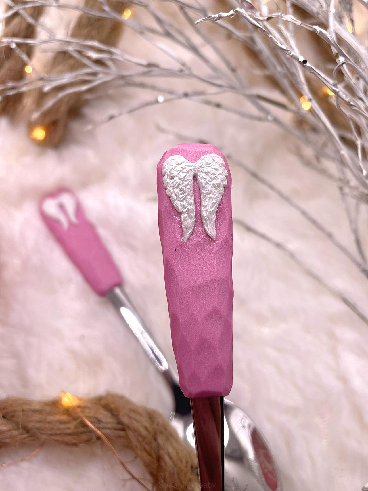 Zdobená lžička s křídly