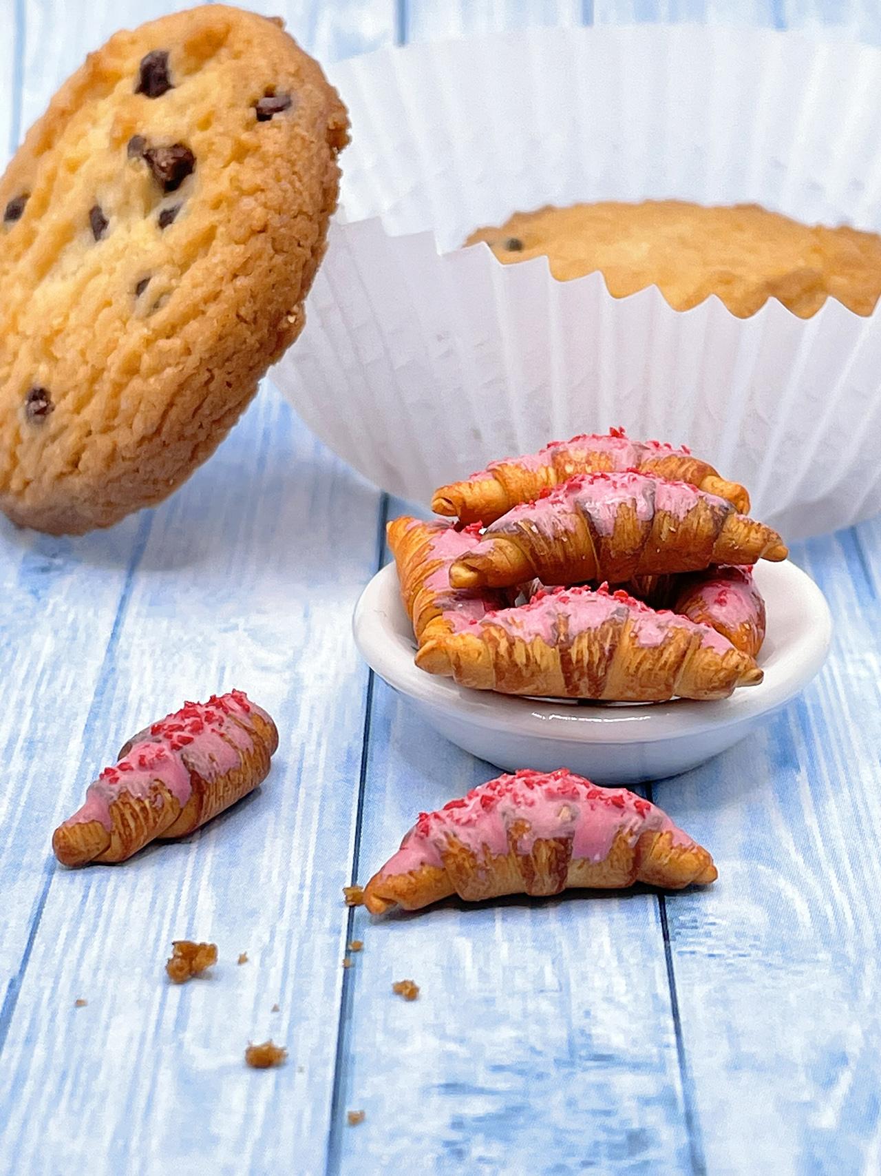 Náušnice Croissant jahodový visací