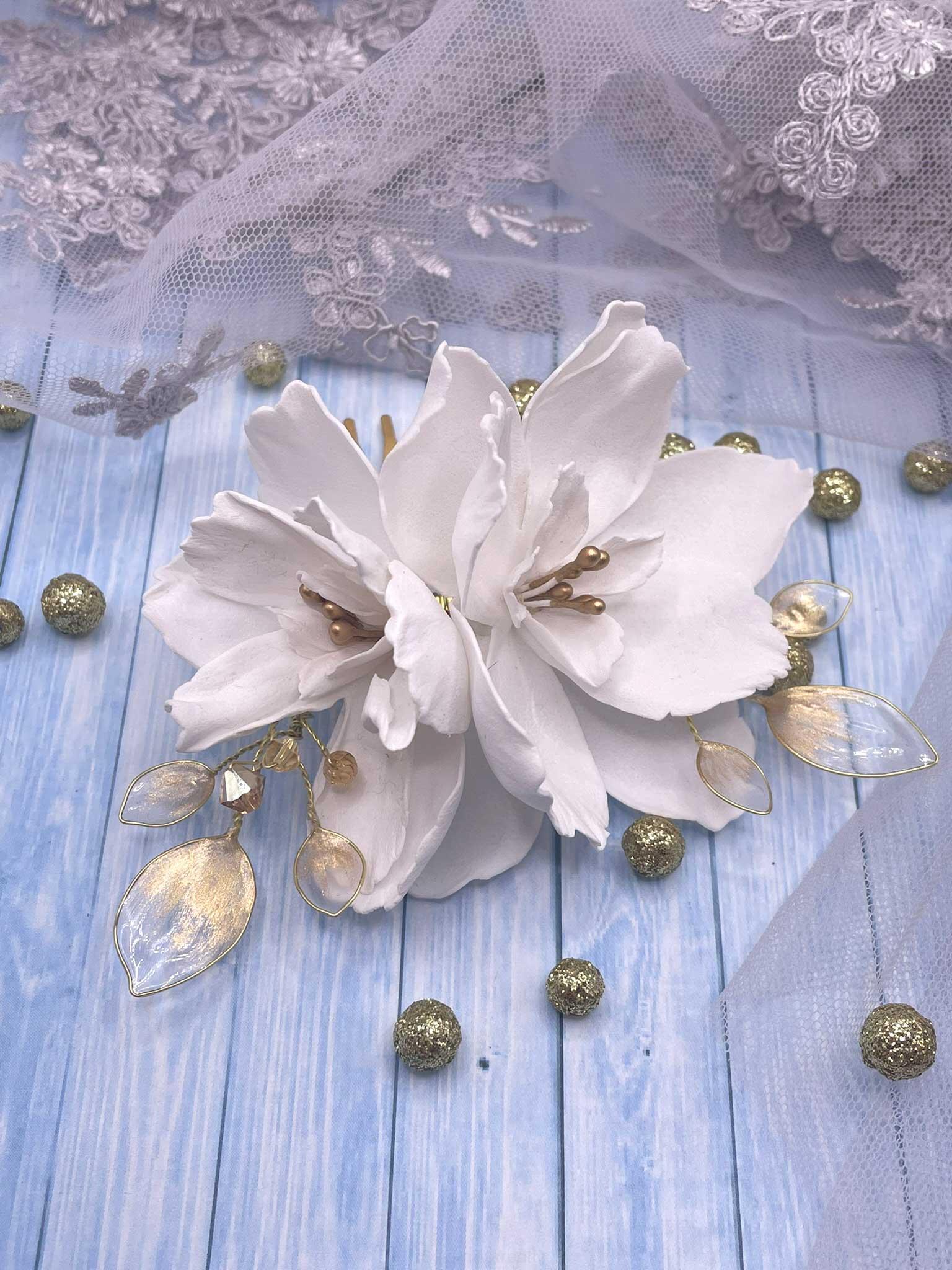 Zdobený hřebínek bílé květy