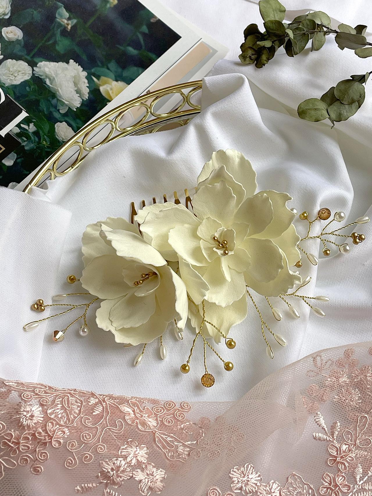 Zdobený hřebínek krémové květy