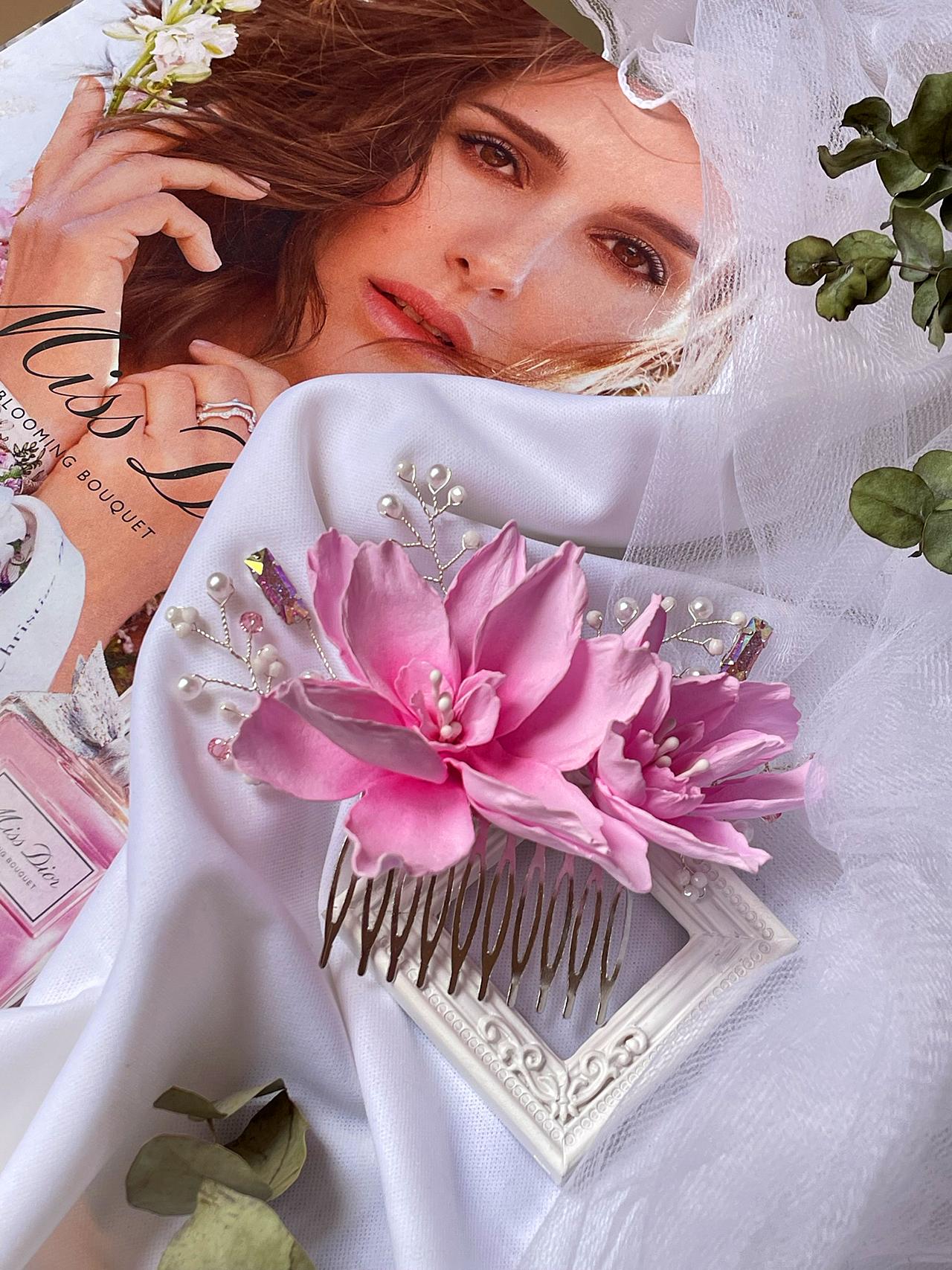 Zdobený hřebínek růžové květy