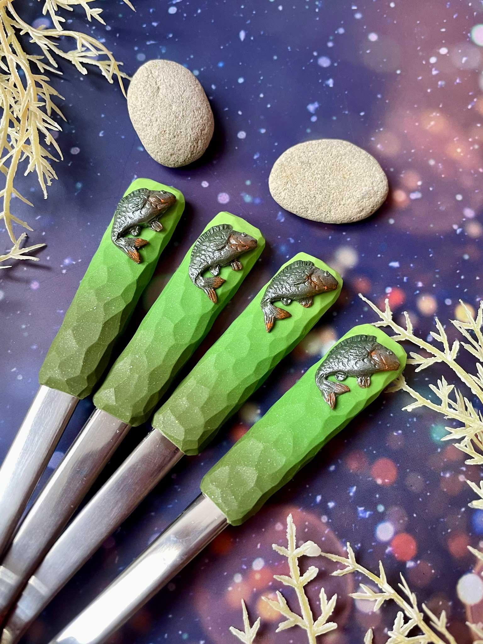 Zdobená lžička s kaprem2