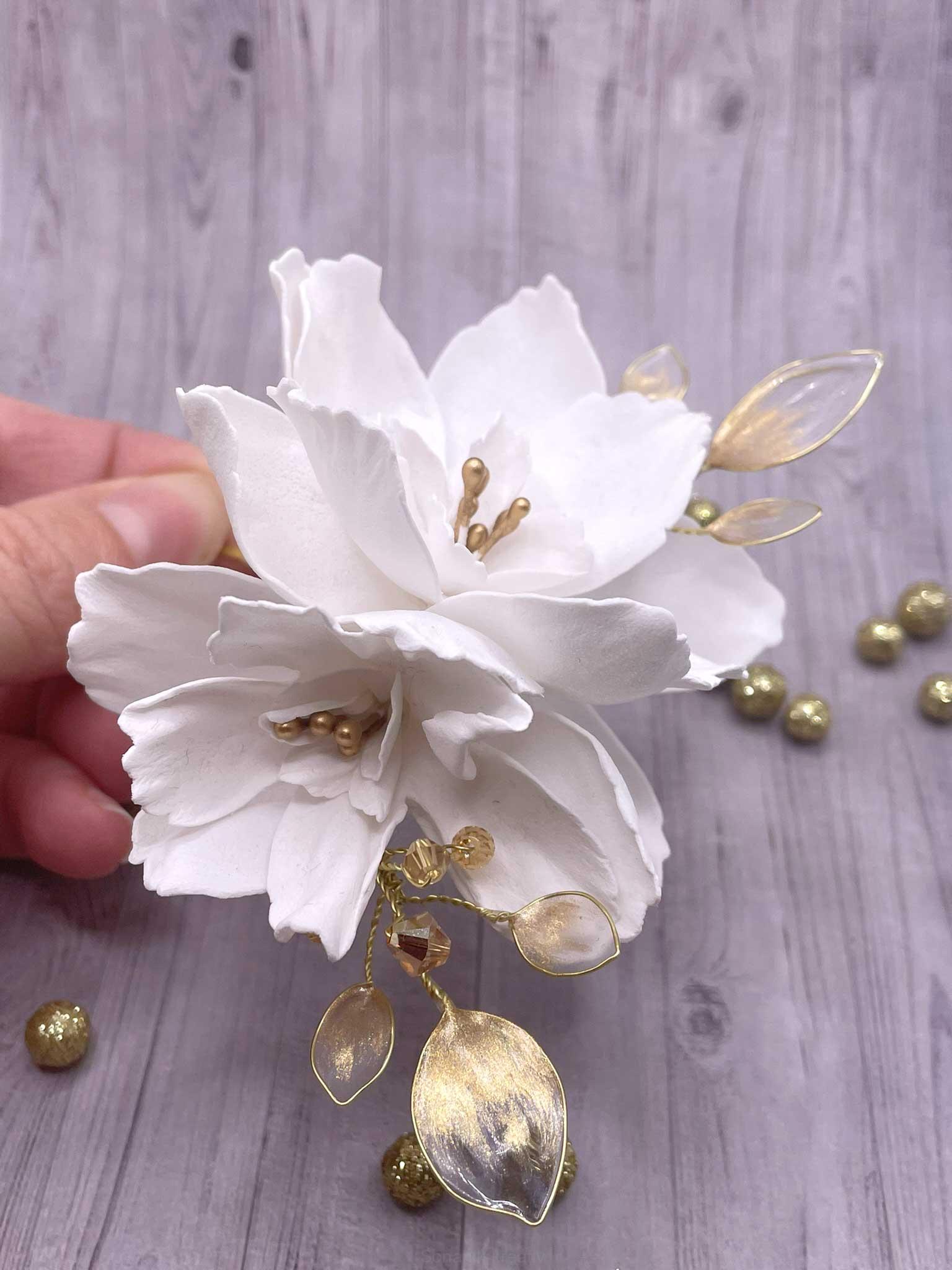 Zdobený hřebínek bílé květy