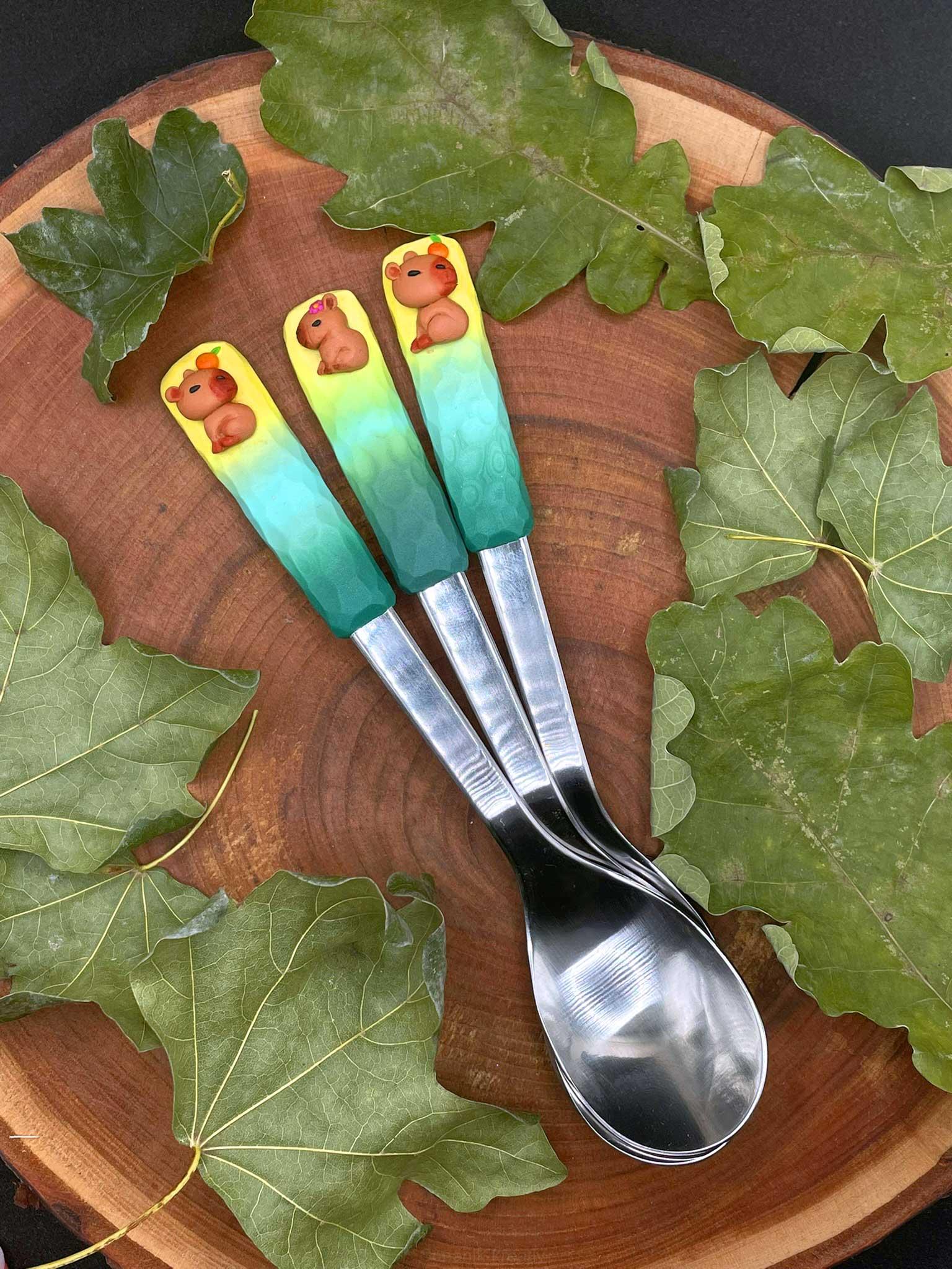 Zdobená lžička s kapybarou