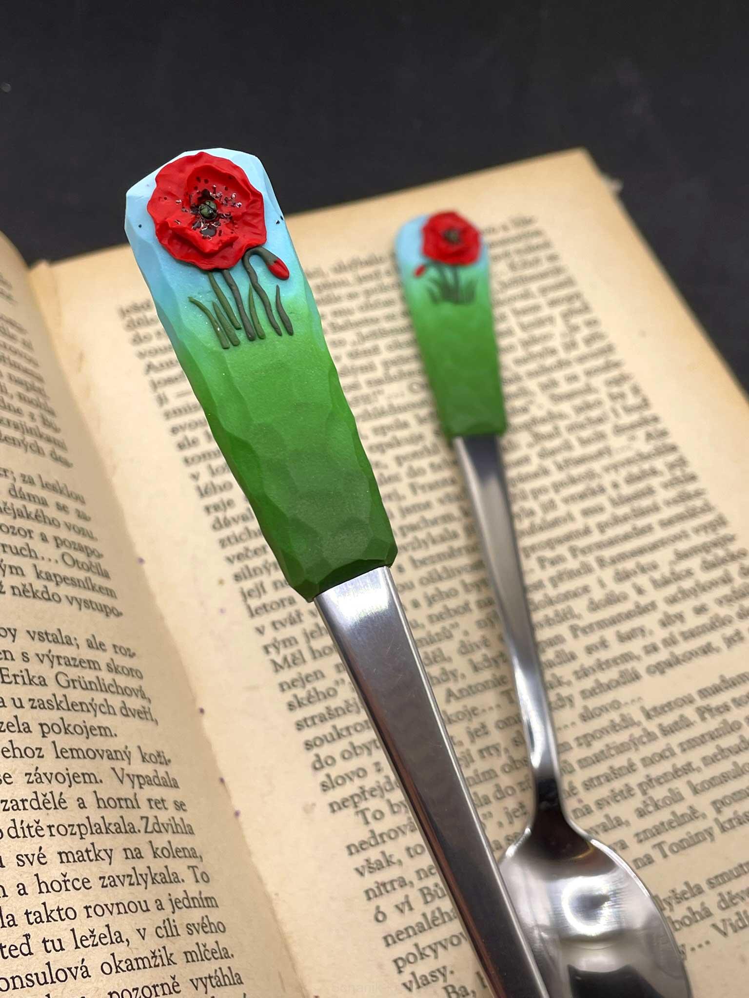 Zdobená lžička s vlčím mákem