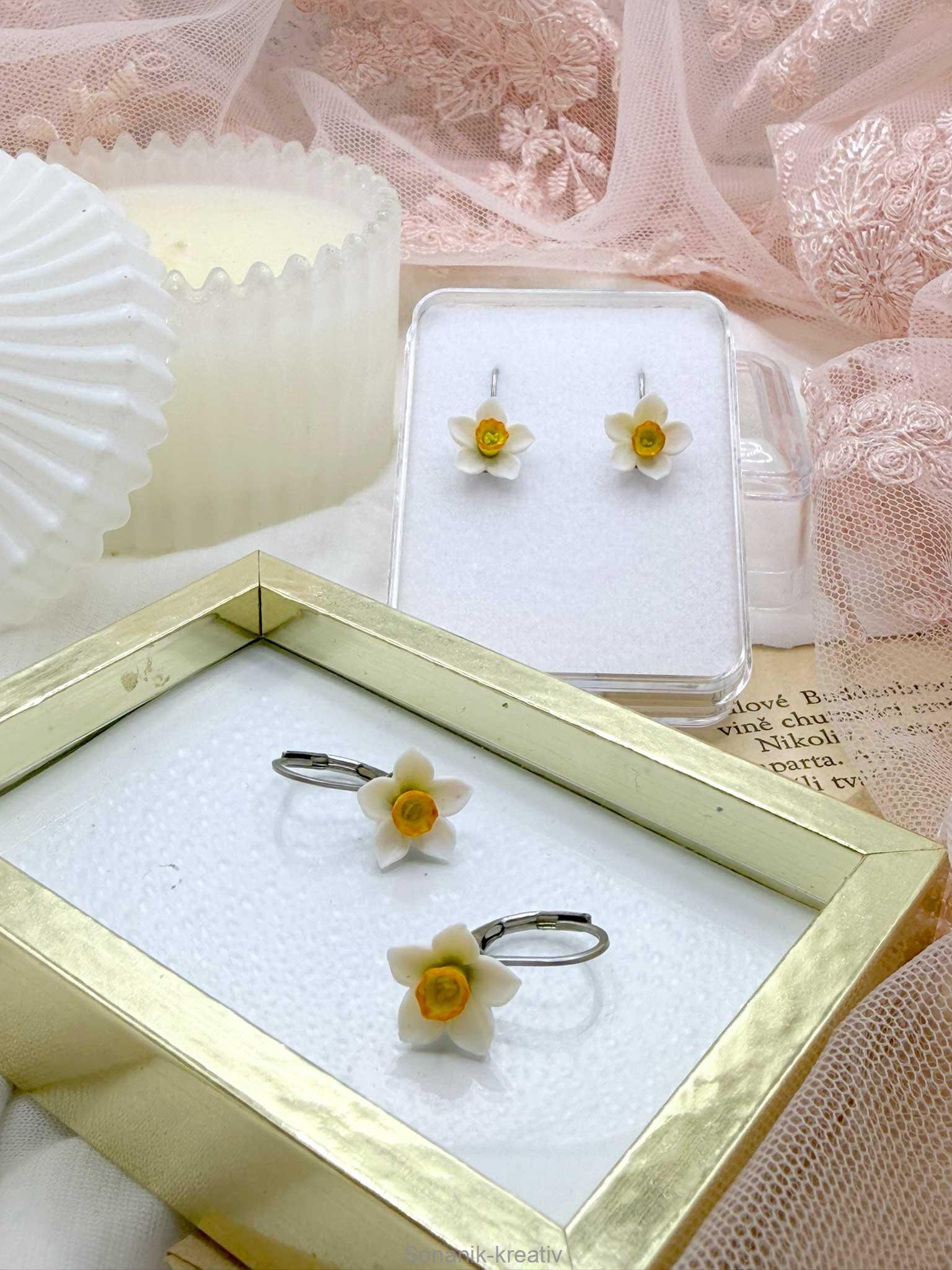Náušnice Narcisky bílé visací