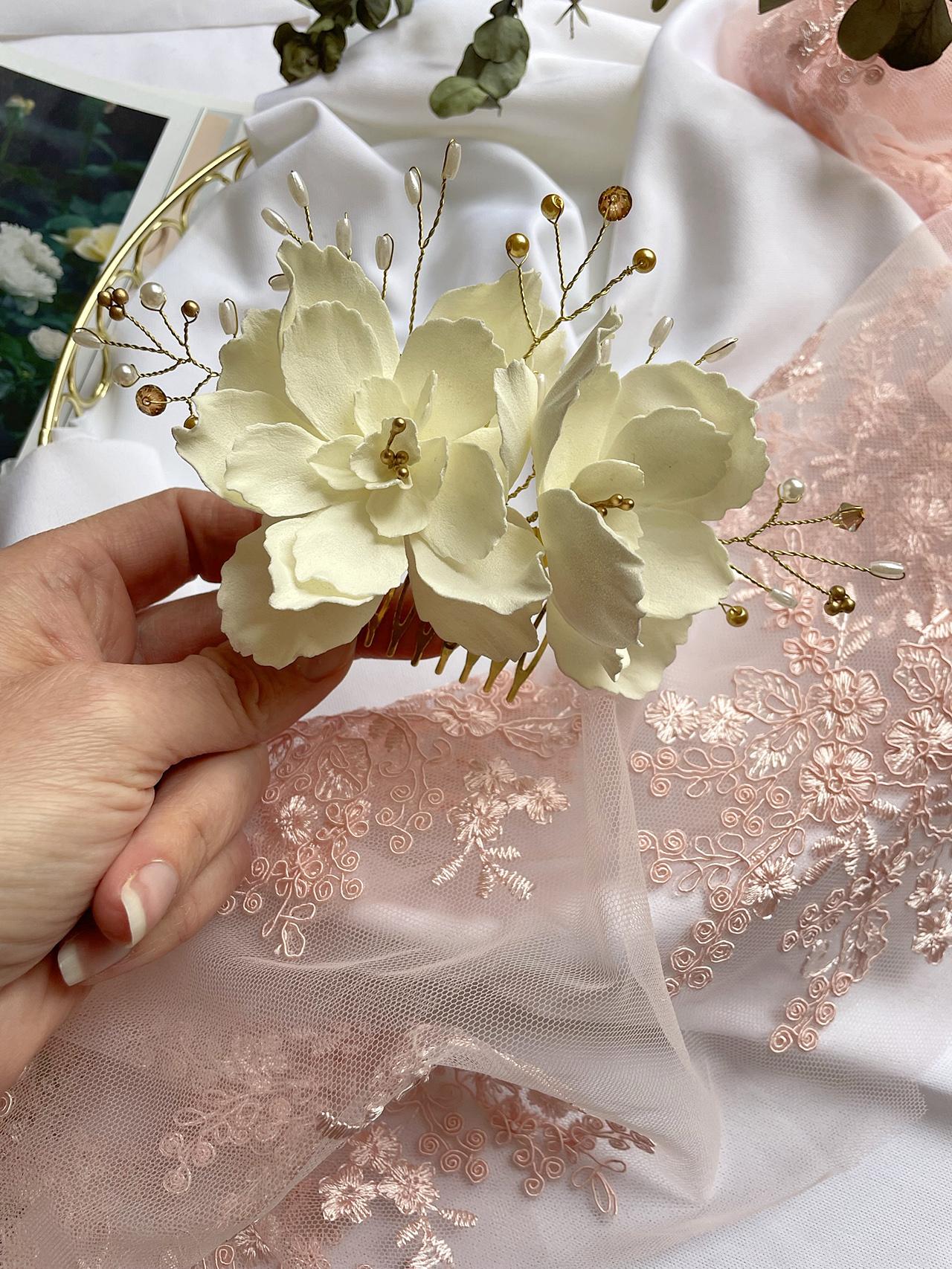 Zdobený hřebínek krémové květy