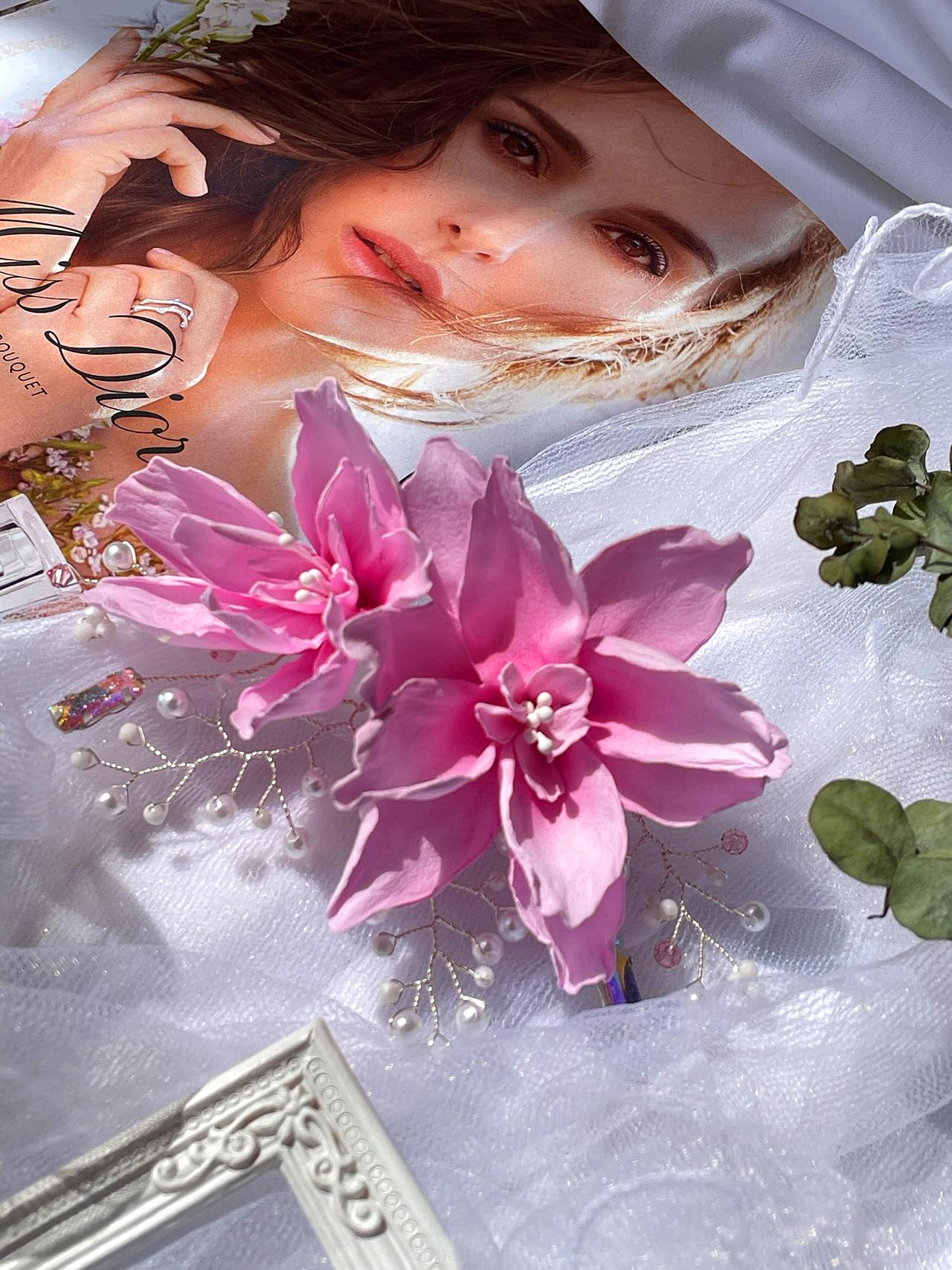 Zdobený hřebínek růžové květy