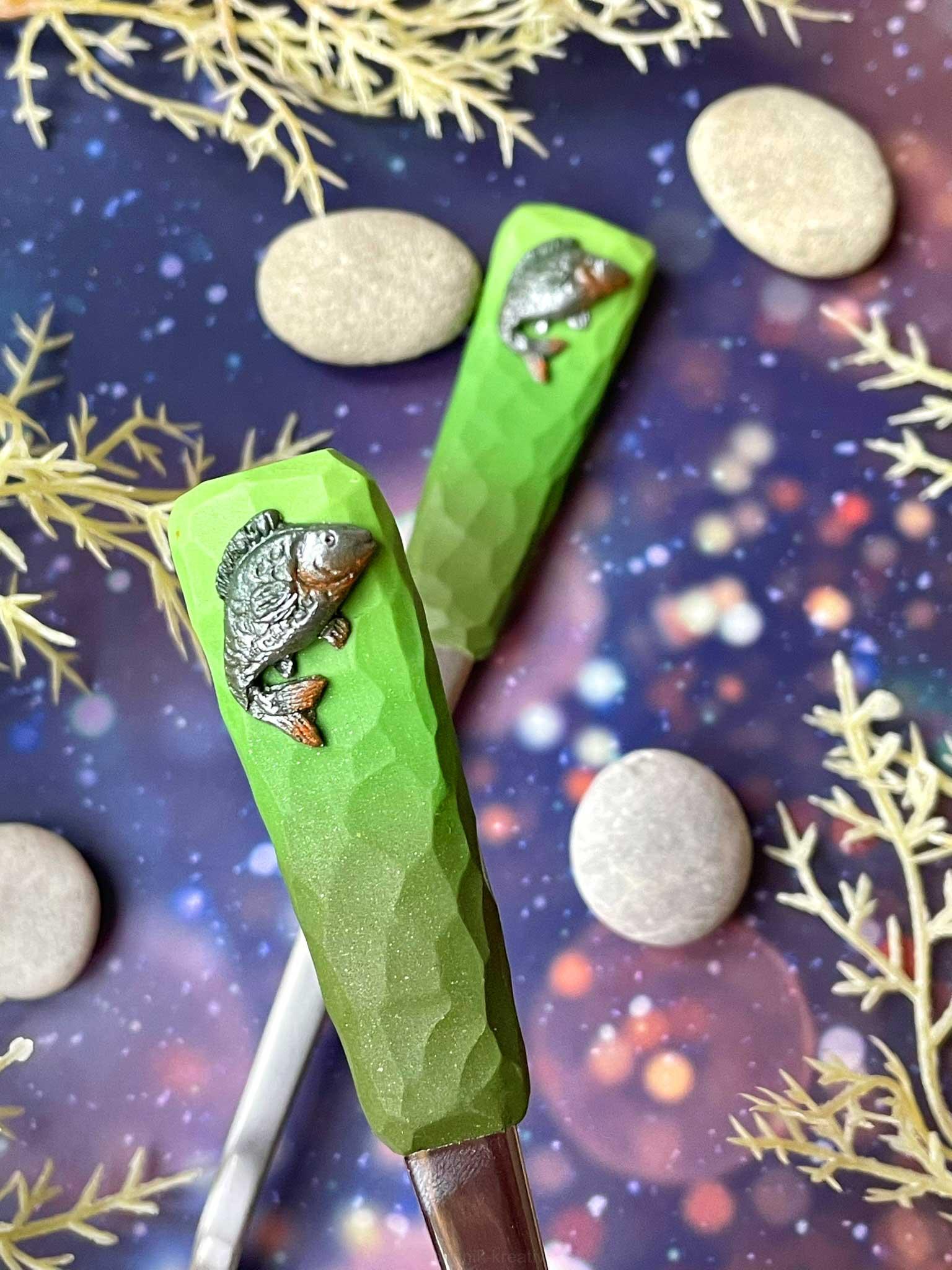 Zdobená lžička s kaprem2