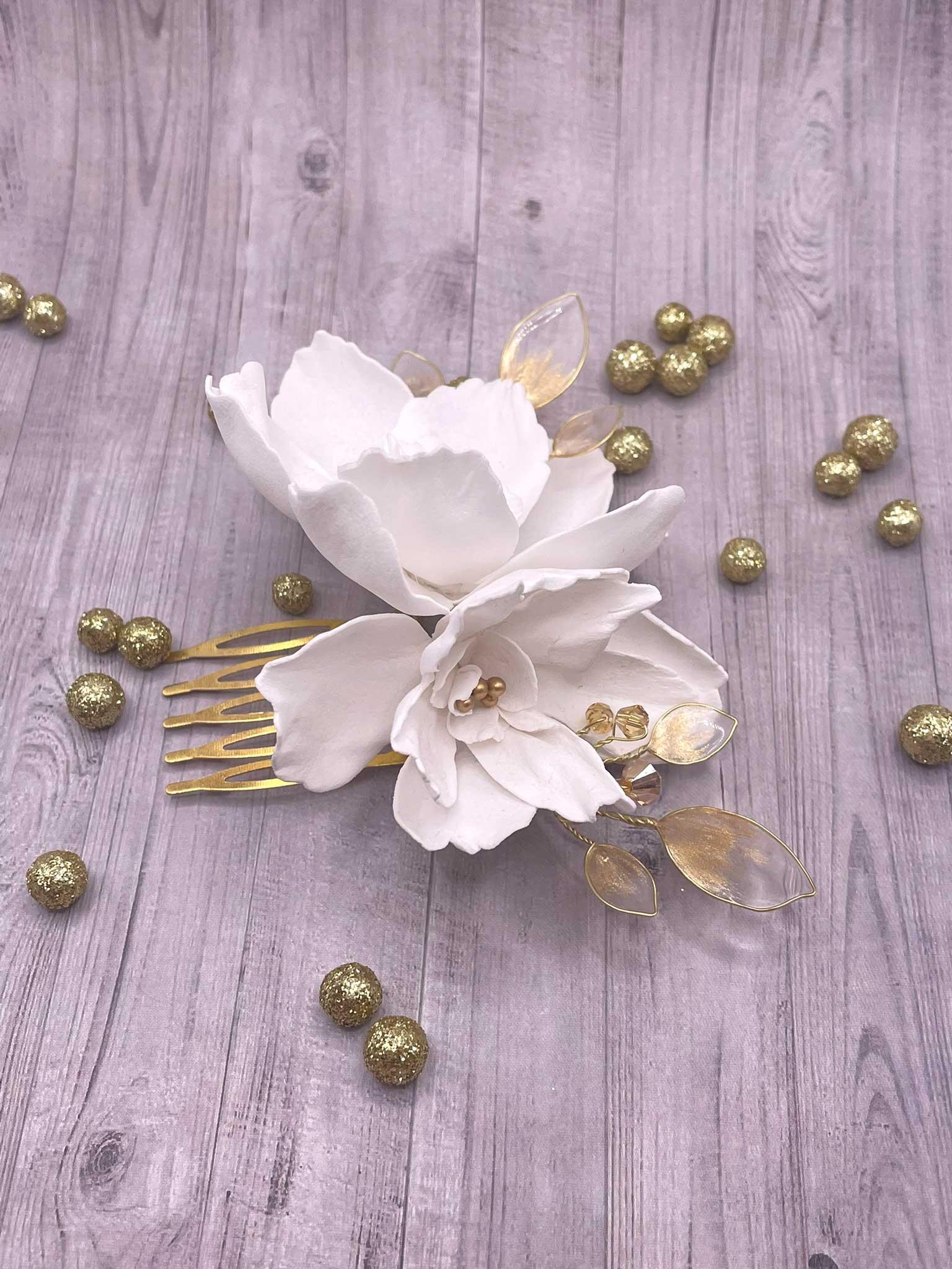 Zdobený hřebínek bílé květy