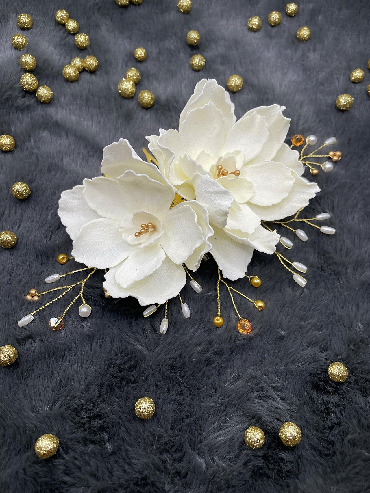 Zdobený hřebínek krémové květy