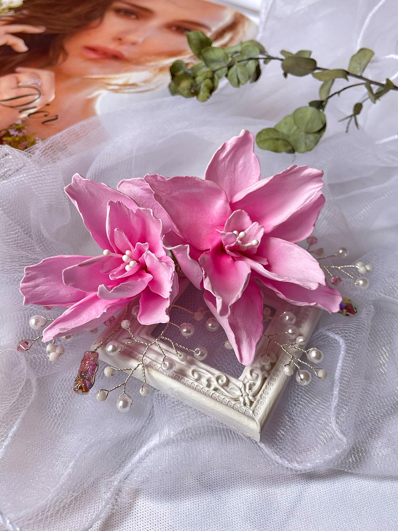 Zdobený hřebínek růžové květy