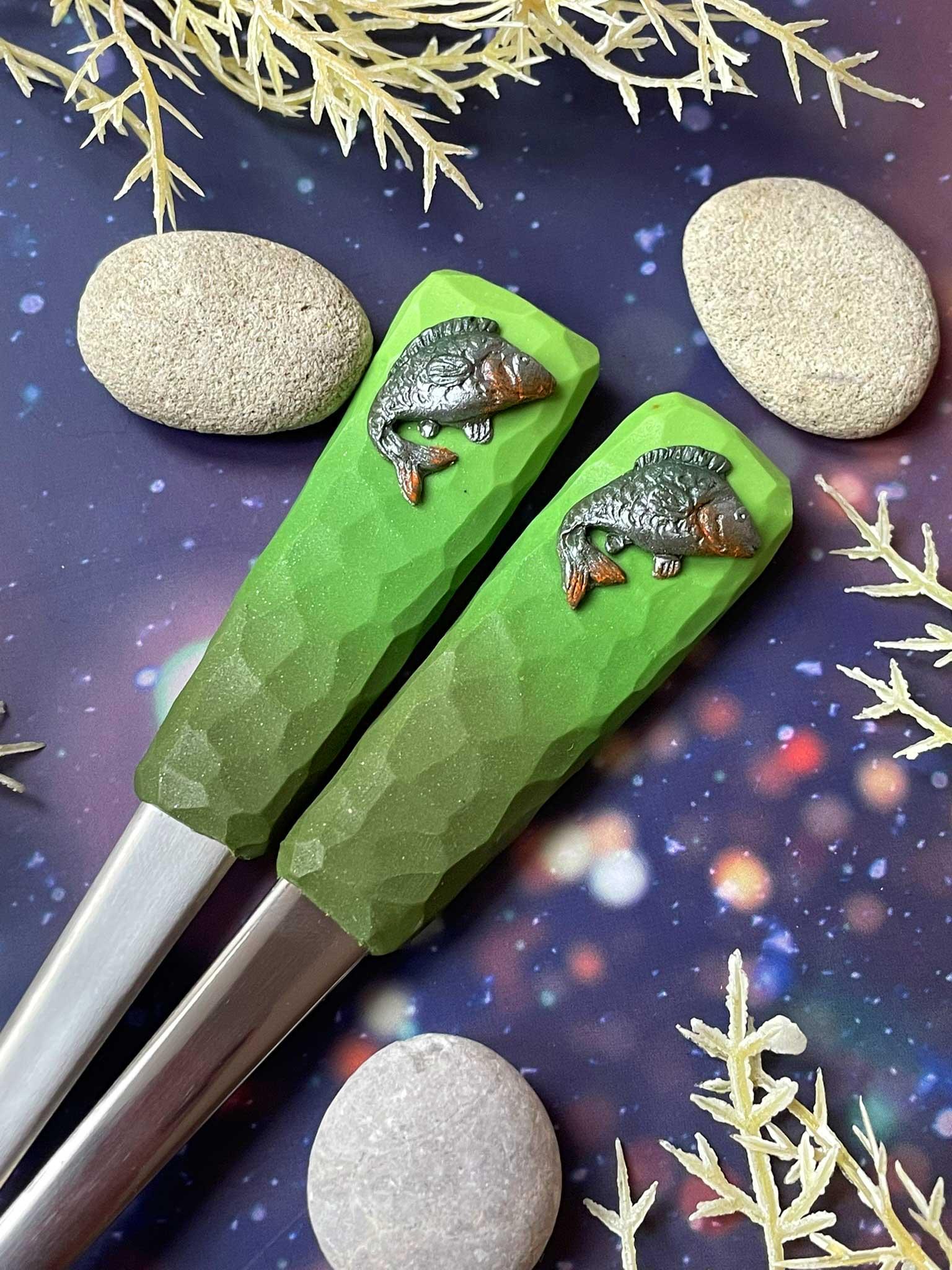 Zdobená lžička s kaprem2