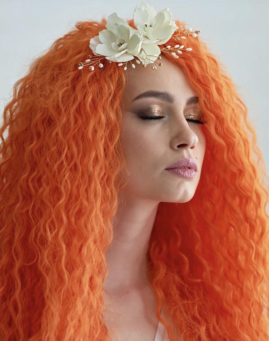 Zdobený hřebínek krémové květy