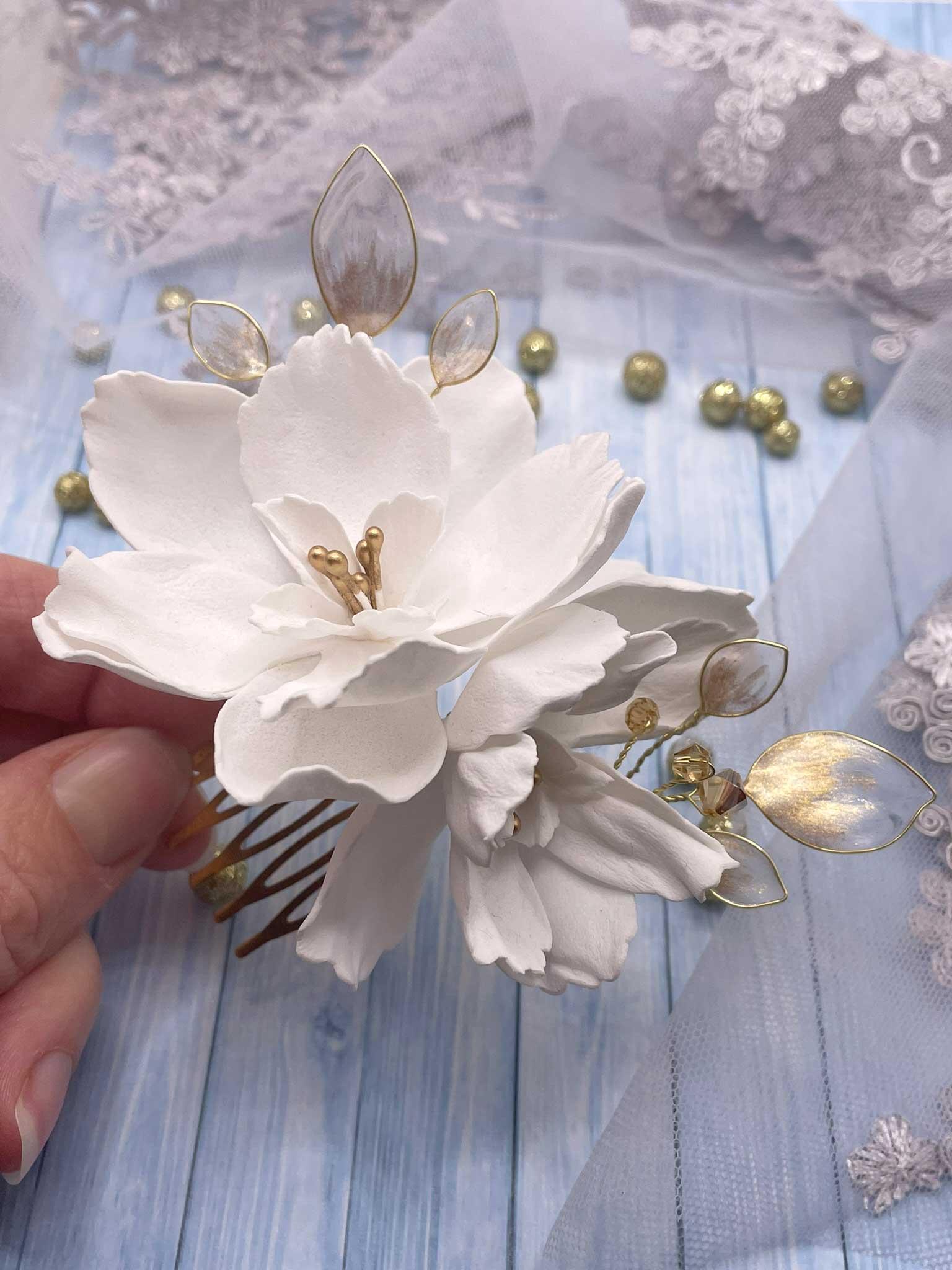 Zdobený hřebínek bílé květy