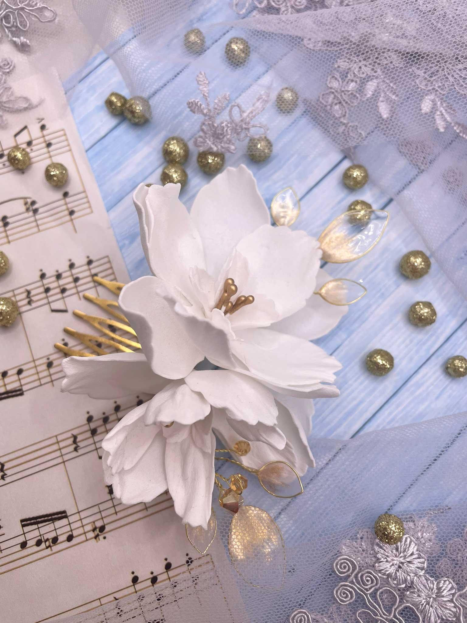 Zdobený hřebínek bílé květy