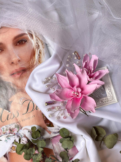 Zdobený hřebínek růžové květy