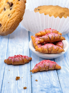 Náušnice Croissant jahodový visací