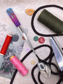 Zdobená lžička delší