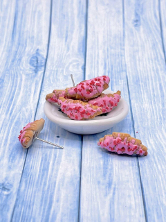 Náušnice Croissant jahodový napichovací