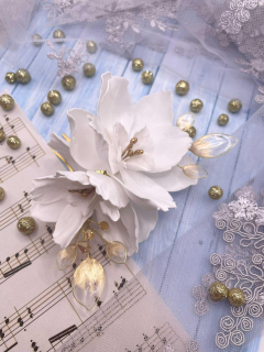 Zdobený hřebínek bílé květy